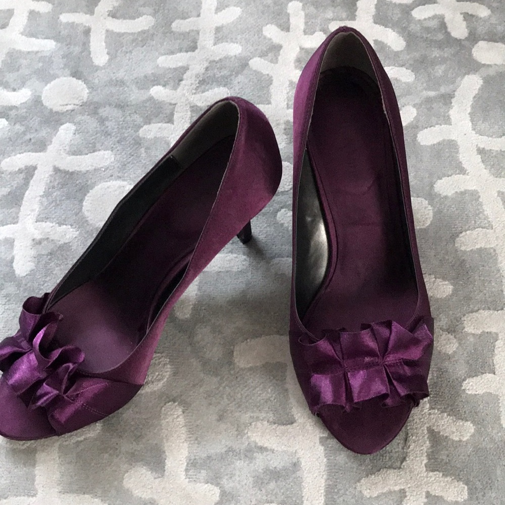 Peep toe purple satin pumps size 8.5Wide